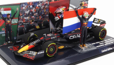 Minichamps Red bull F1 Rb18 Oracle Red Bull Racing s vlajkou a figurkou N 1 1:43