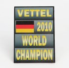 Cartrix Accessories F1  World Champion Plate Pit Board - Red Bull Rb5 Red Bull N 5 Season 2010 Sebastian Vettel 1:18 Šedá Černá Žlutá