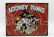 Edicola Accessories Metal Plate - Looney Tunes Family 1:1 Červená Hnědá