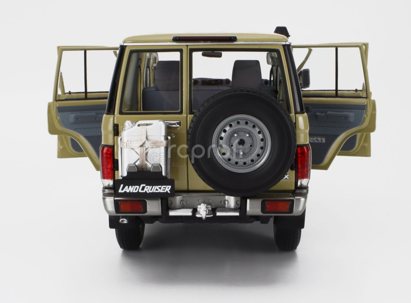 Almost-real Toyota Land Cruiser 76 2017 1:18 Cream