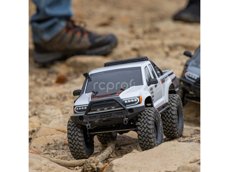 RC auto Axial SCX10 III Base Camp 4WD 1:10 RTR, bílá