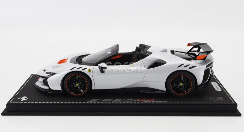 Bbr-models Ferrari Sf90 Xx Stradale Spider 2024 - Con Vetrina - With Showcase 1:18 Bianco Artico - Bílá Met Oranžová Černá