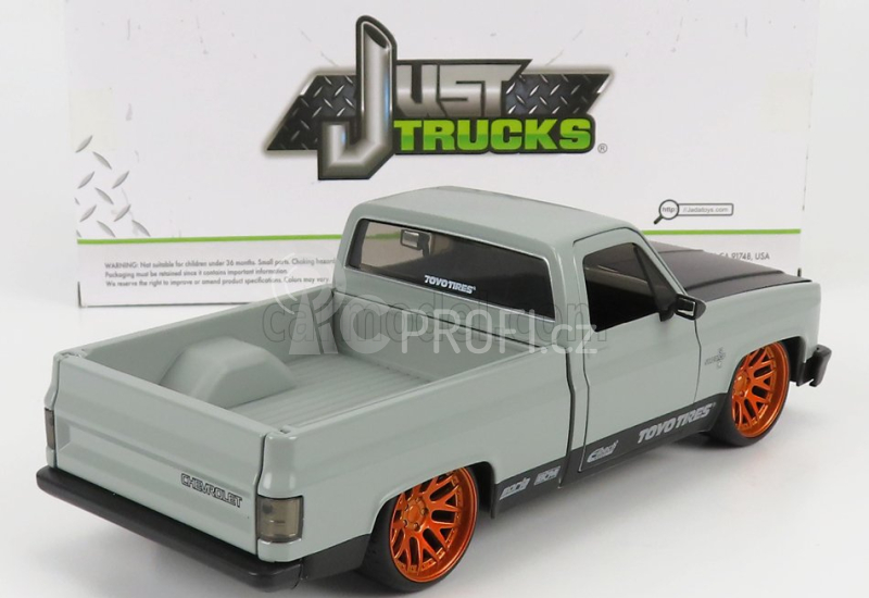 Jada Chevrolet C-10 Pick-up Toyo Tires 1985 1:24 Matná Šedá Černá