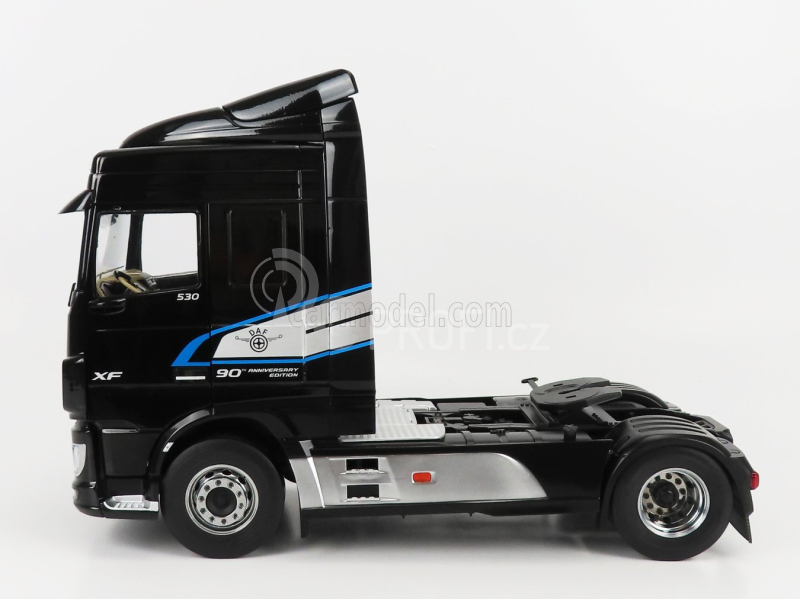 Premium classixxs DAF Xf Space Cab Tractor Truck 2-assi 2018 1:18 Černá Bílá