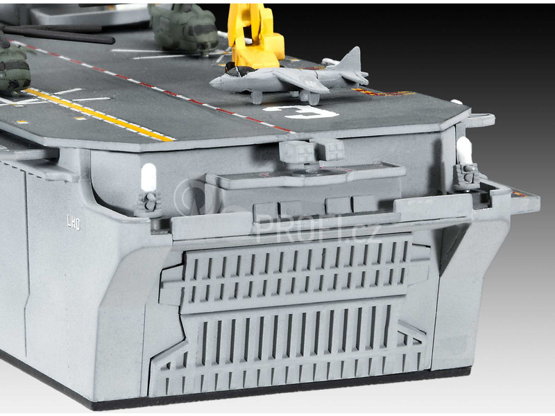 Revell USS WASP CLASS Assault Carrier (1:700)