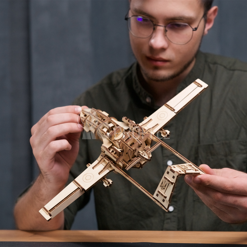 Ugears 3D dřevěné mechanické puzzle Bojový dron Bayraktar TB2