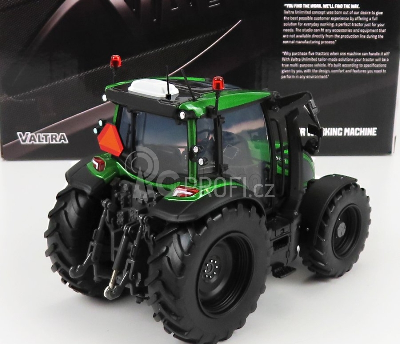 Universal hobbies Valtra G135 Tractor 2017 1:32 Zelená S Černou