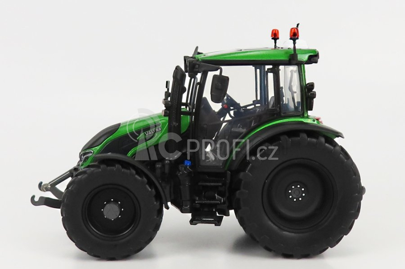 Universal hobbies Valtra G135 Tractor 2017 1:32 Zelená S Černou