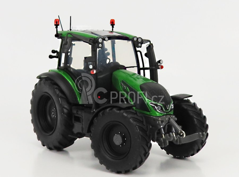 Universal hobbies Valtra G135 Tractor 2017 1:32 Zelená S Černou