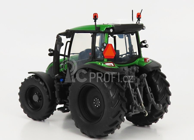 Universal hobbies Valtra G135 Tractor 2017 1:32 Zelená S Černou