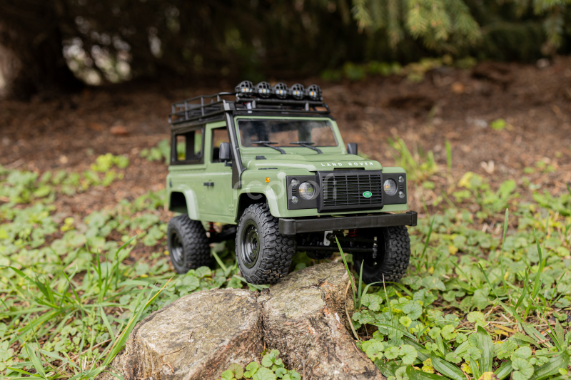 RC auto Land Rover Defender T98 V2 1/12, zelená + náhradní baterie