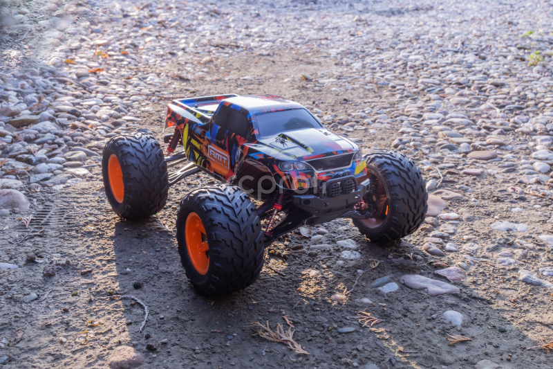 RC auto RMT Dominator Monster, oranžová + náhradní baterie