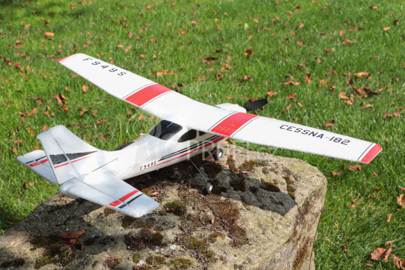 RC letadlo Cessna 182 + náhradní baterie