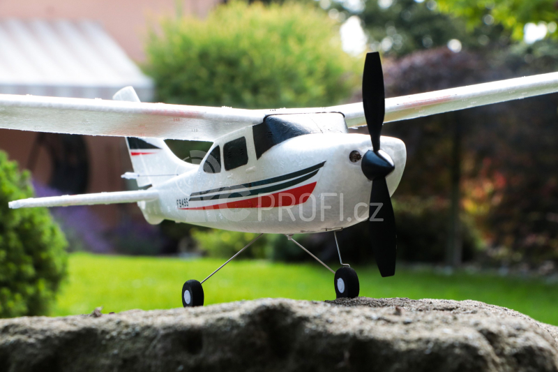 RC letadlo Cessna 182 + náhradní baterie