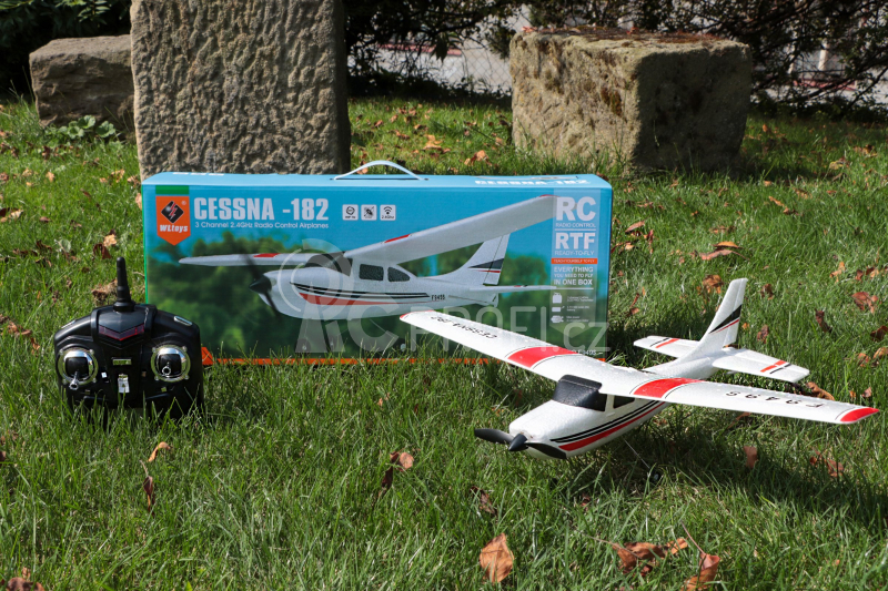 RC letadlo Cessna 182 + náhradní baterie